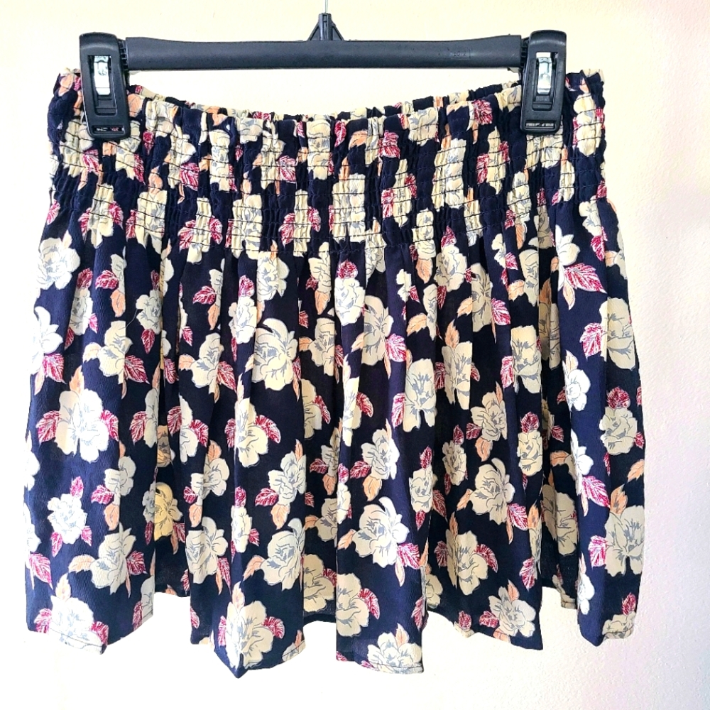 I LOVE H81 Size M Dark Blue Flowy, Floral Mini Skirt